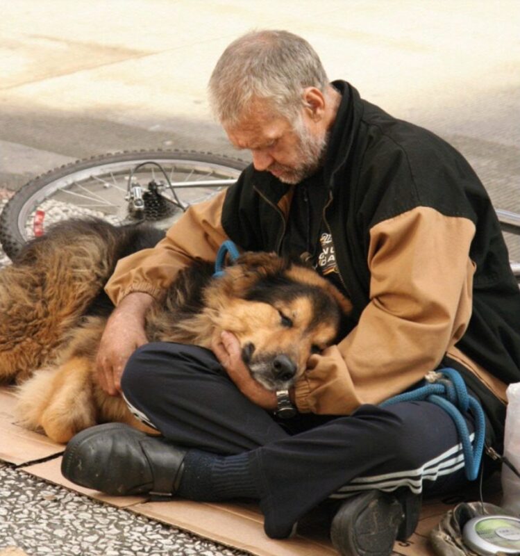 Un anziano uomo ricco si traveste da senzatetto e va in un grande ...