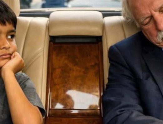 Il miliardario fece finta di dormire per mettere alla prova il figlio ...